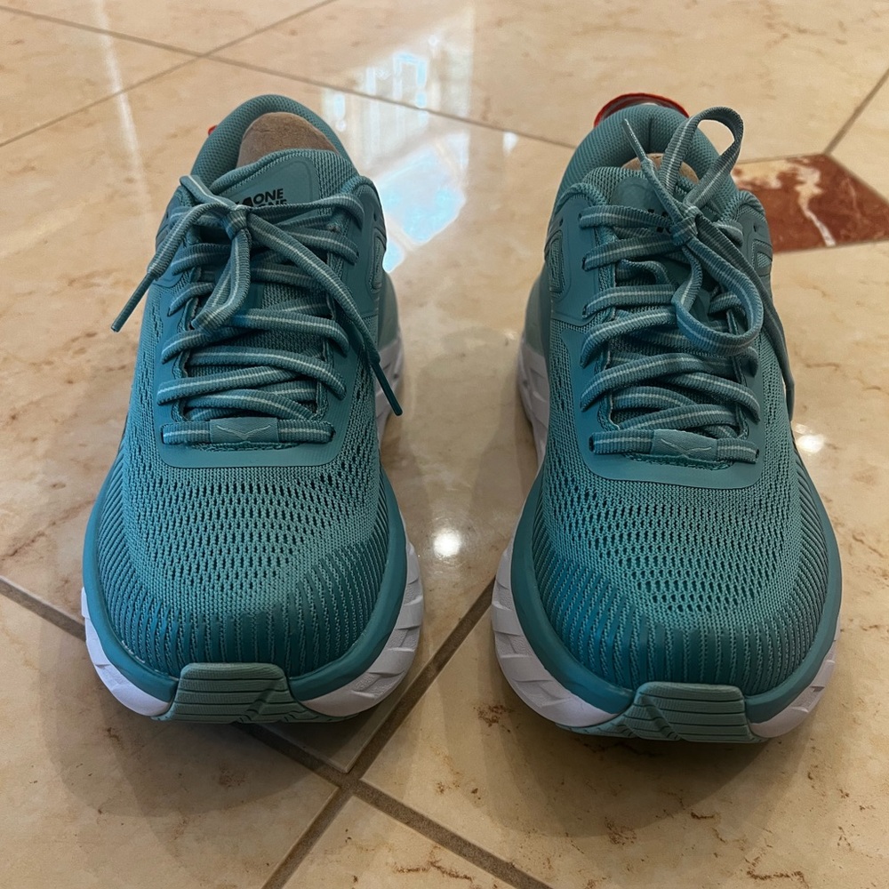 Brand new Women’s Hoka Bondi WIDE size 6 sneakers